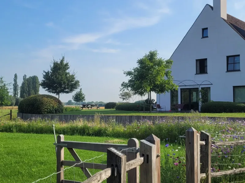Landelijke tuin met bloemenweides en groene massieven, Brugge