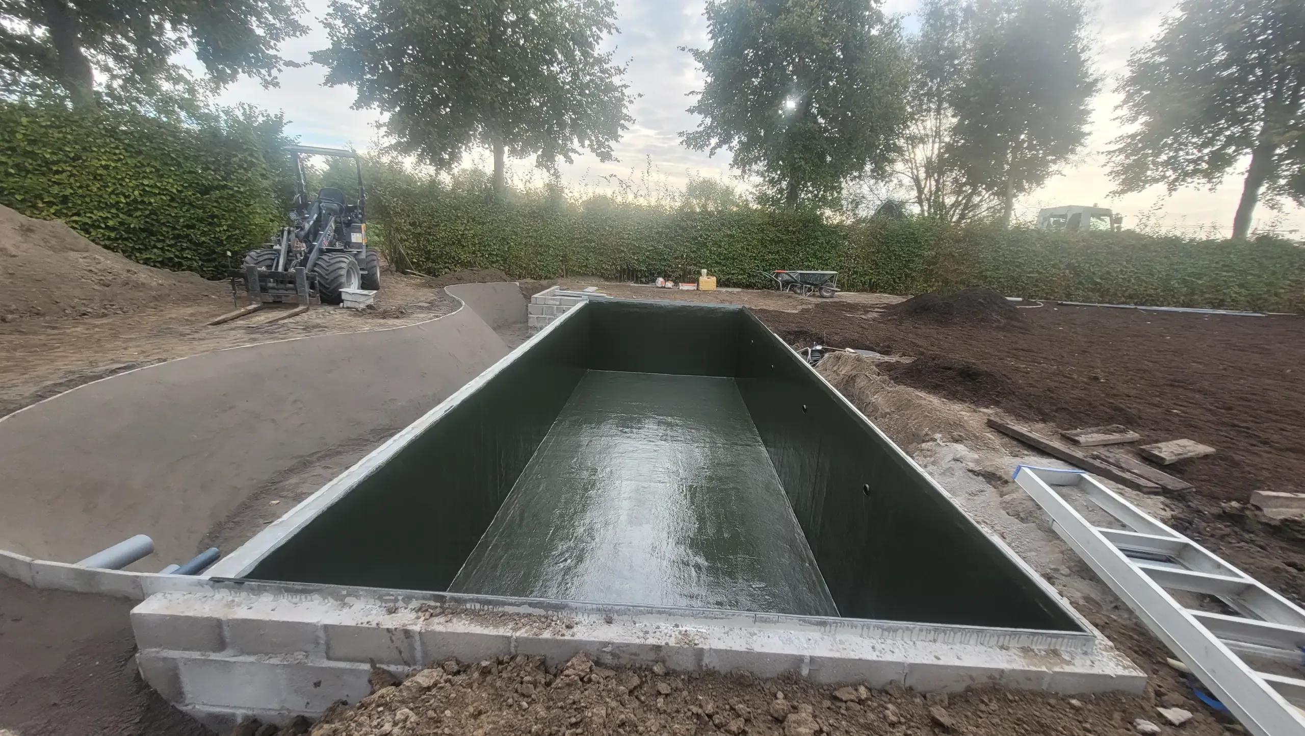 Zwemvijver ruwbouw polyester