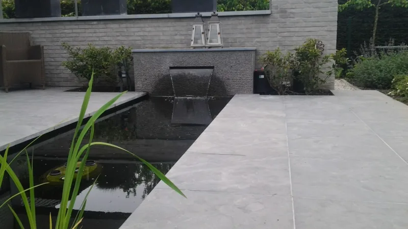 Gemaaid gazon met scherpe rand naast een zomerse border in een verzorgde tuin