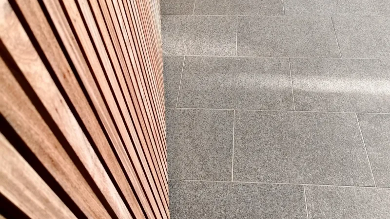 Terras in gebakken kleiklinkers met aansluitend tuinpad en groene borders