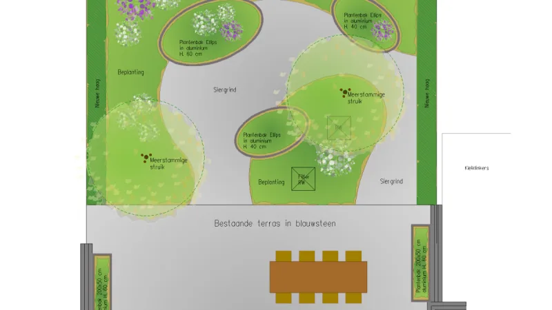 Tuinontwerptekening met plattegrond van een tuin naast schetsmateriaal op een werktafel